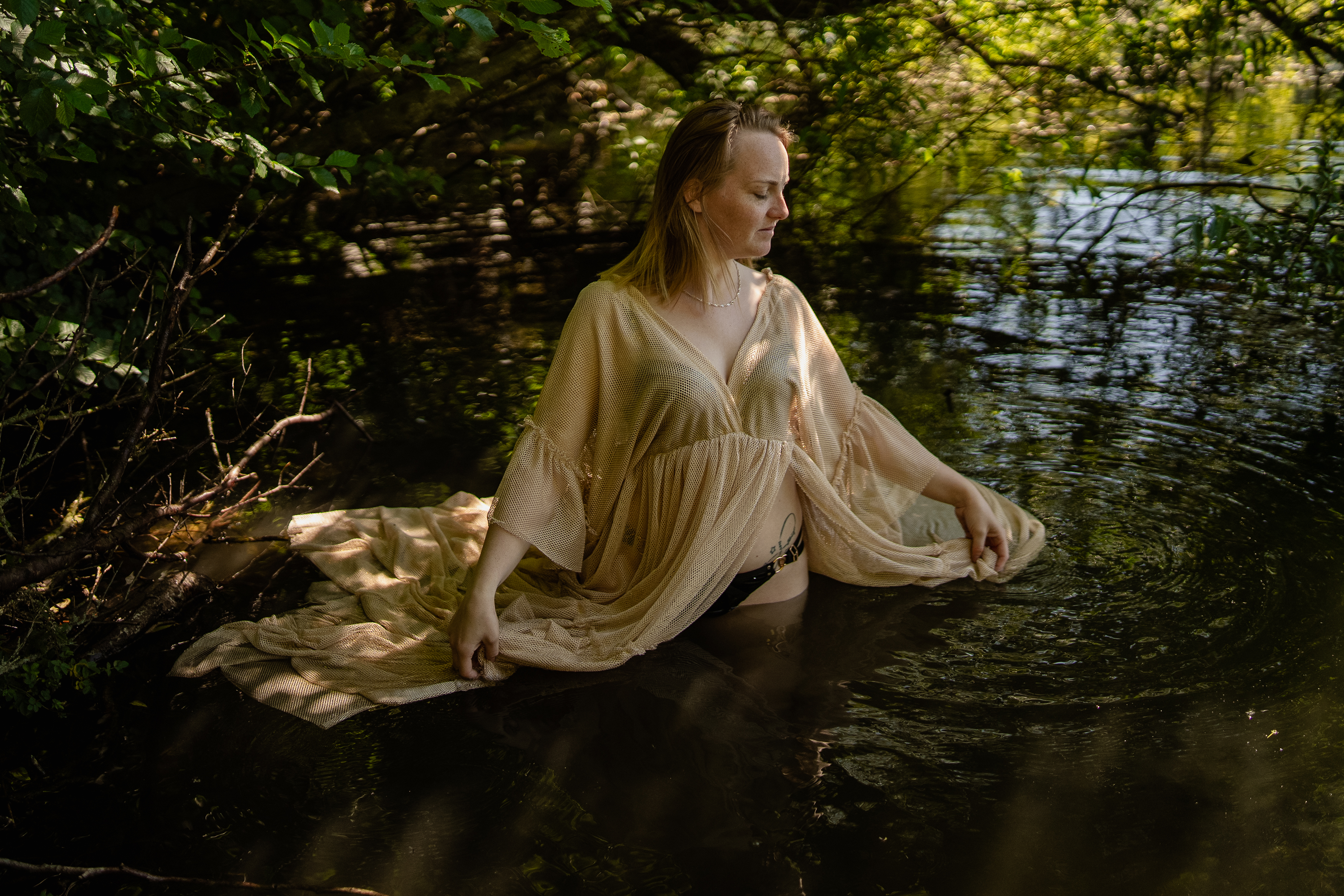 Empowerment Shooting Rheinland-Pfalz – Frau im goldenen Kleid im Wasser
