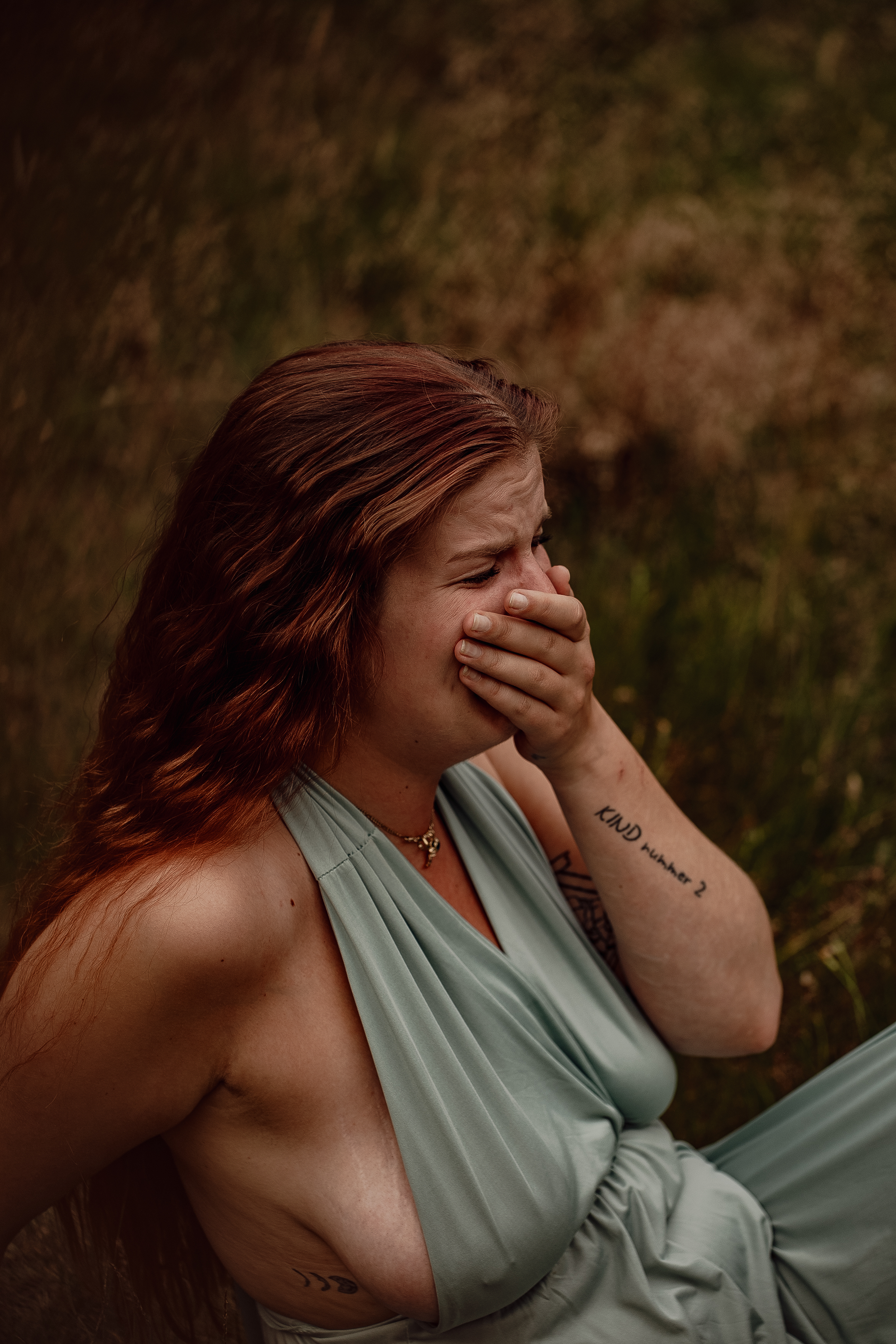 Emotionale Frauenfotografie Trier – berührender Moment beim Empowerment Shooting