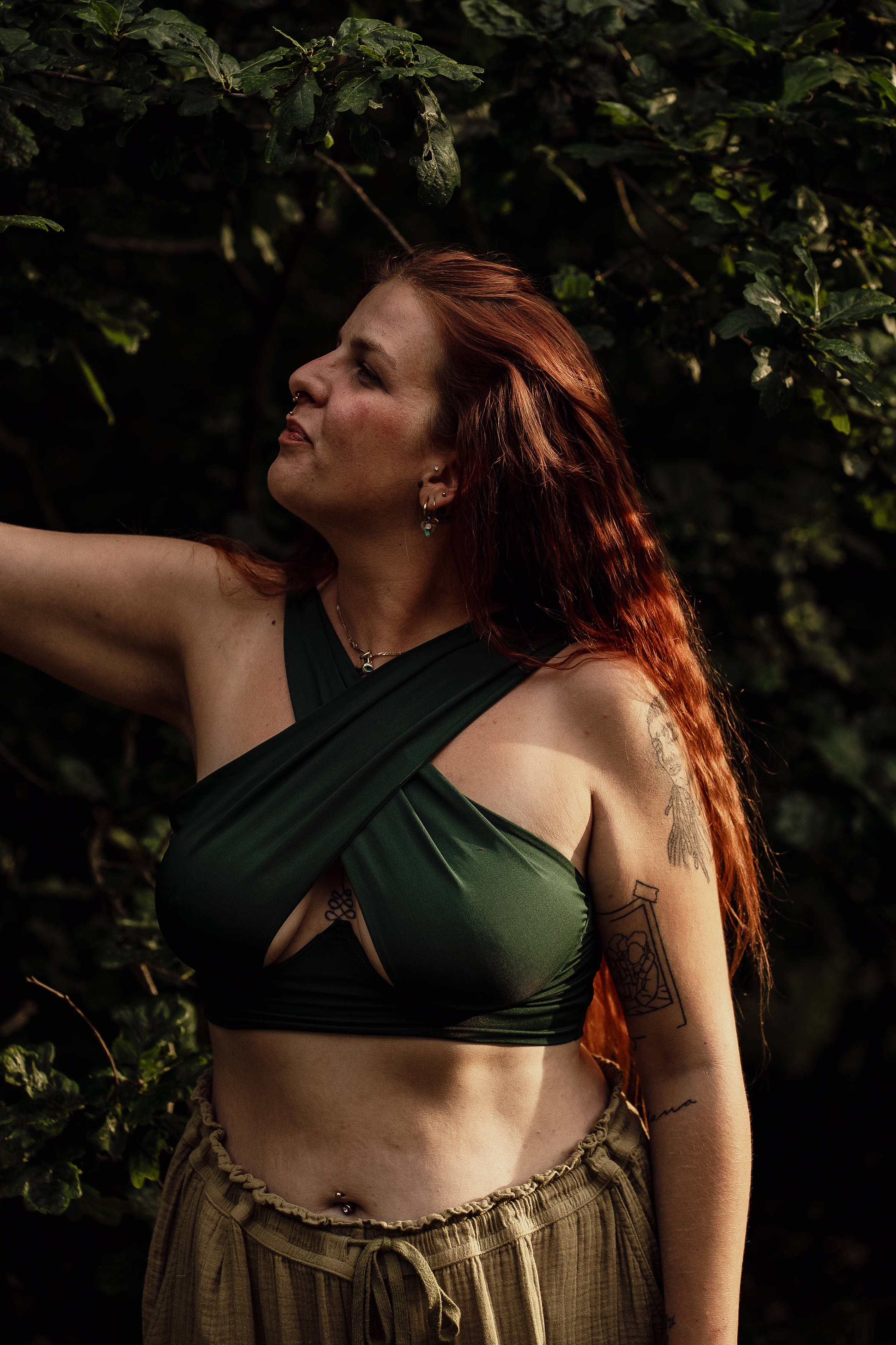 Empowerment Shooting Simmern Hunsrück – Frau im dunkelgrünen Outfit in der Natur
