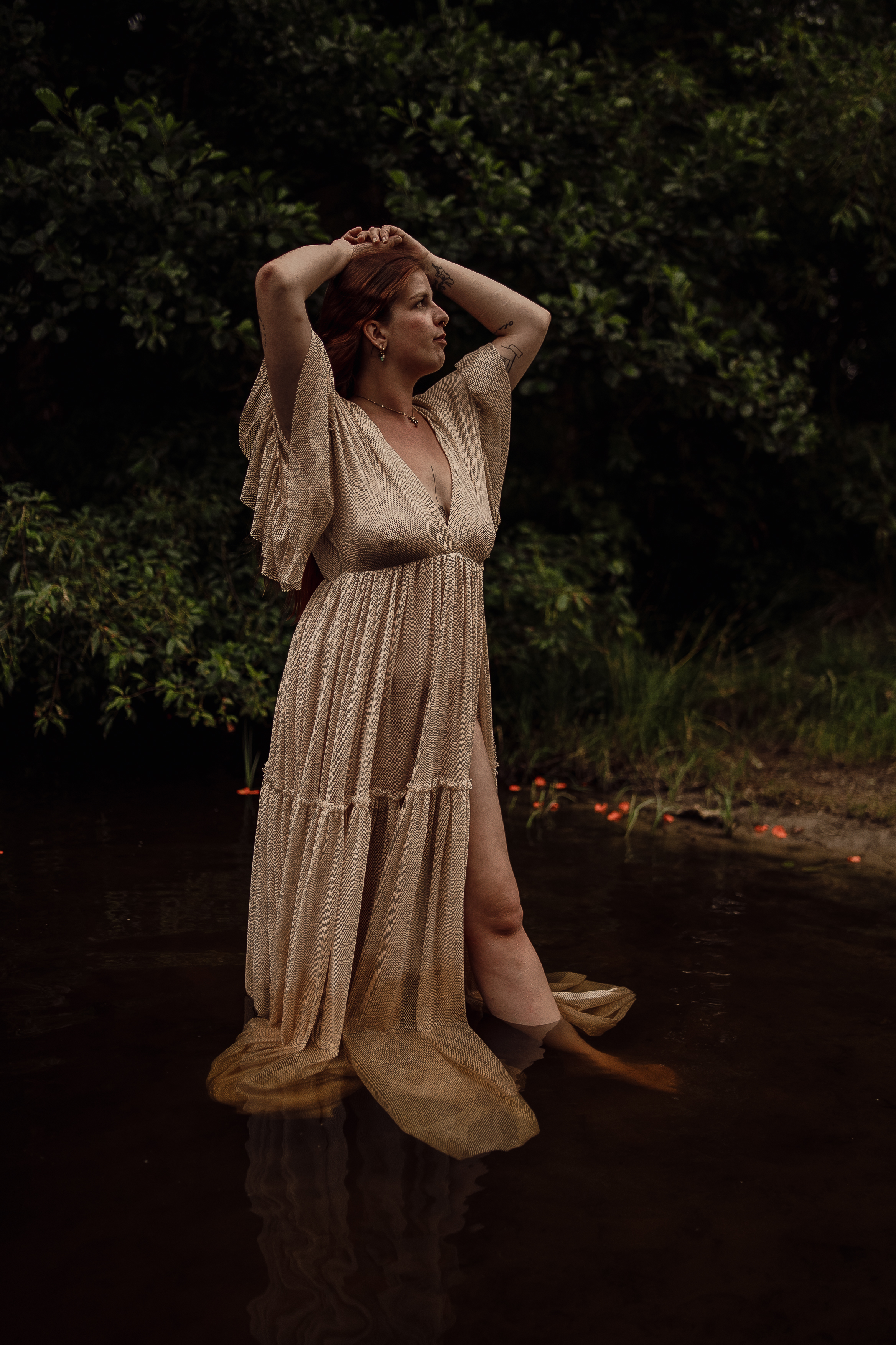 Frauenfotografie Rheinland-Pfalz – Frau im cremefarbenen Kleid am Wasser