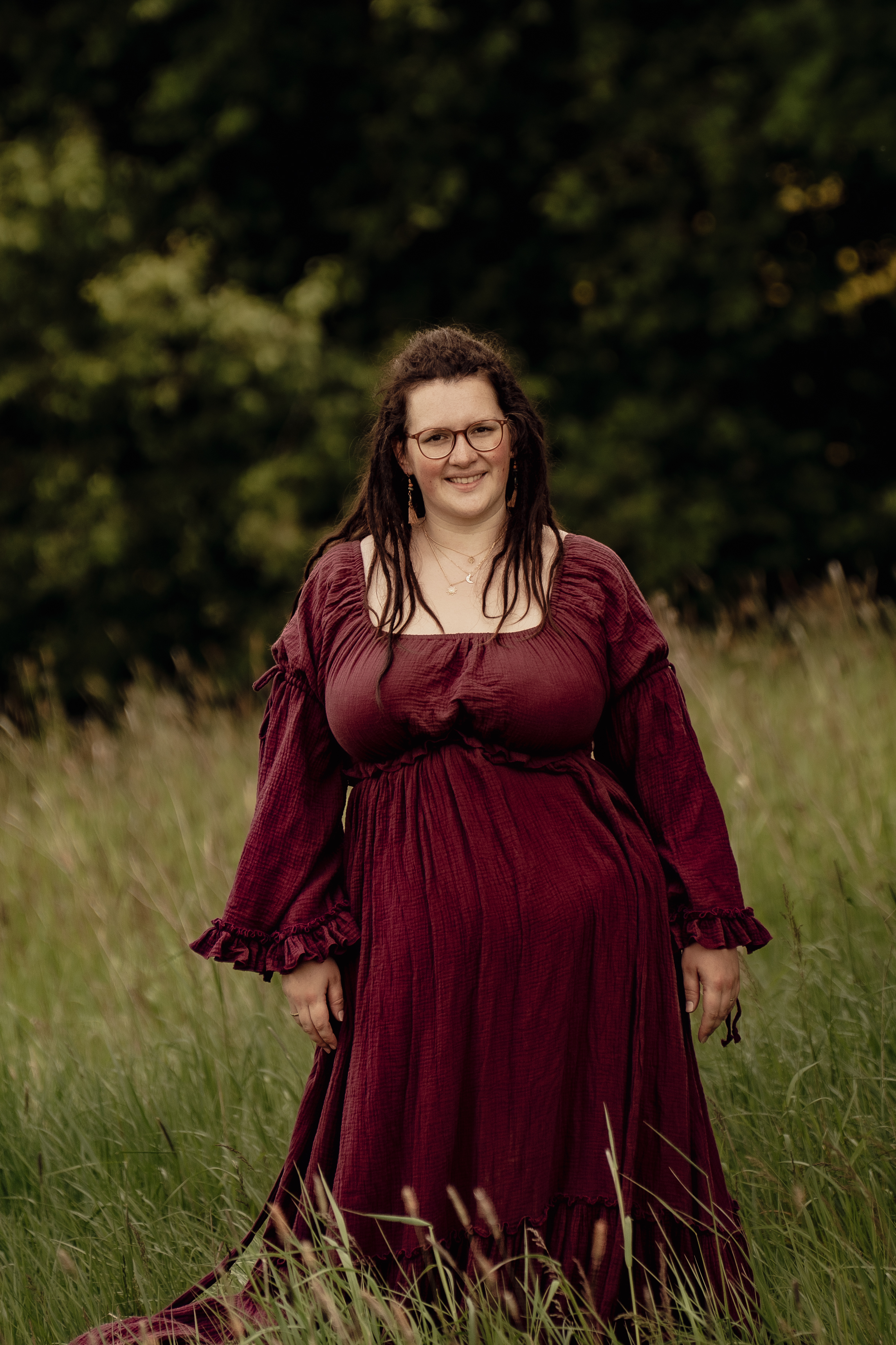 Frau im roten Kleid auf Wiese