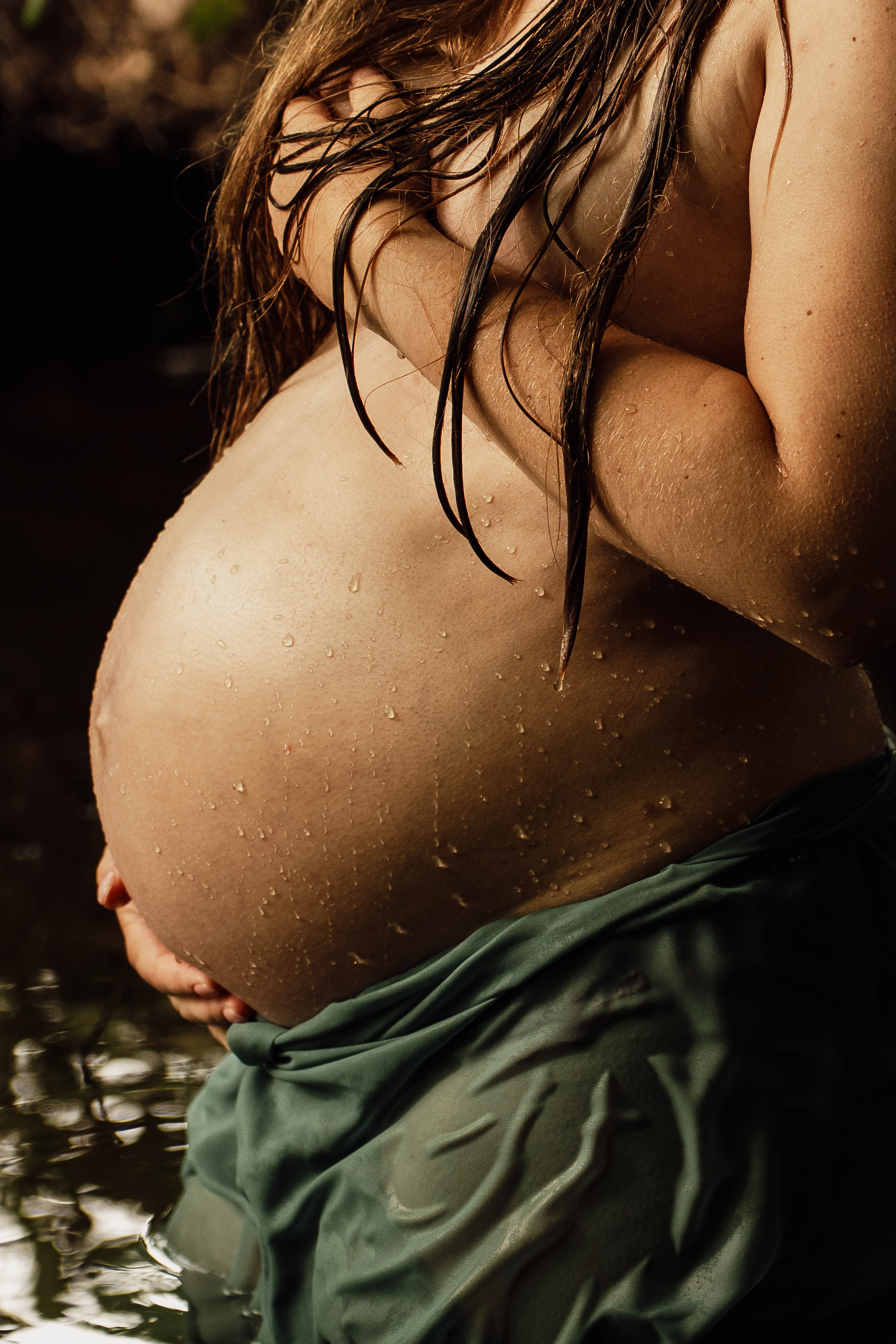 Nahaufnahme Babybauch mit Wasser – Schwangerschaftsfotografie im Hunsrück