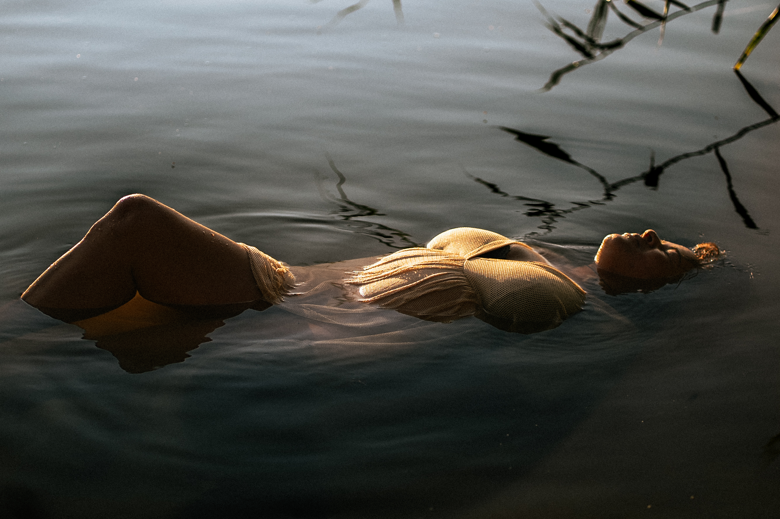 Empowerment Portrait Hunsrück – Frau schwebt im dunklen Wasser