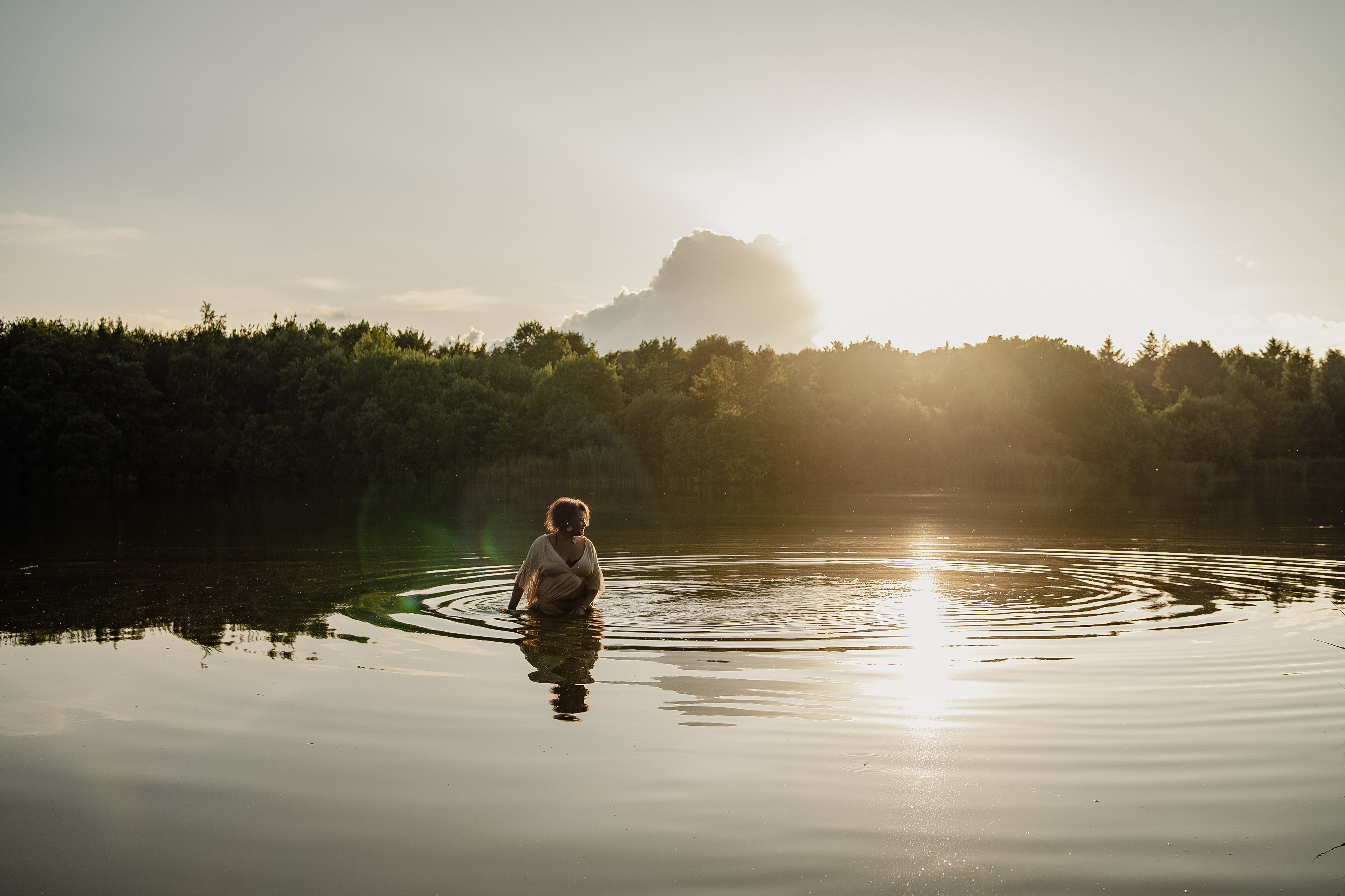 Frauenfotografie Rheinland-Pfalz – Frau badet im See bei Sonnenuntergang